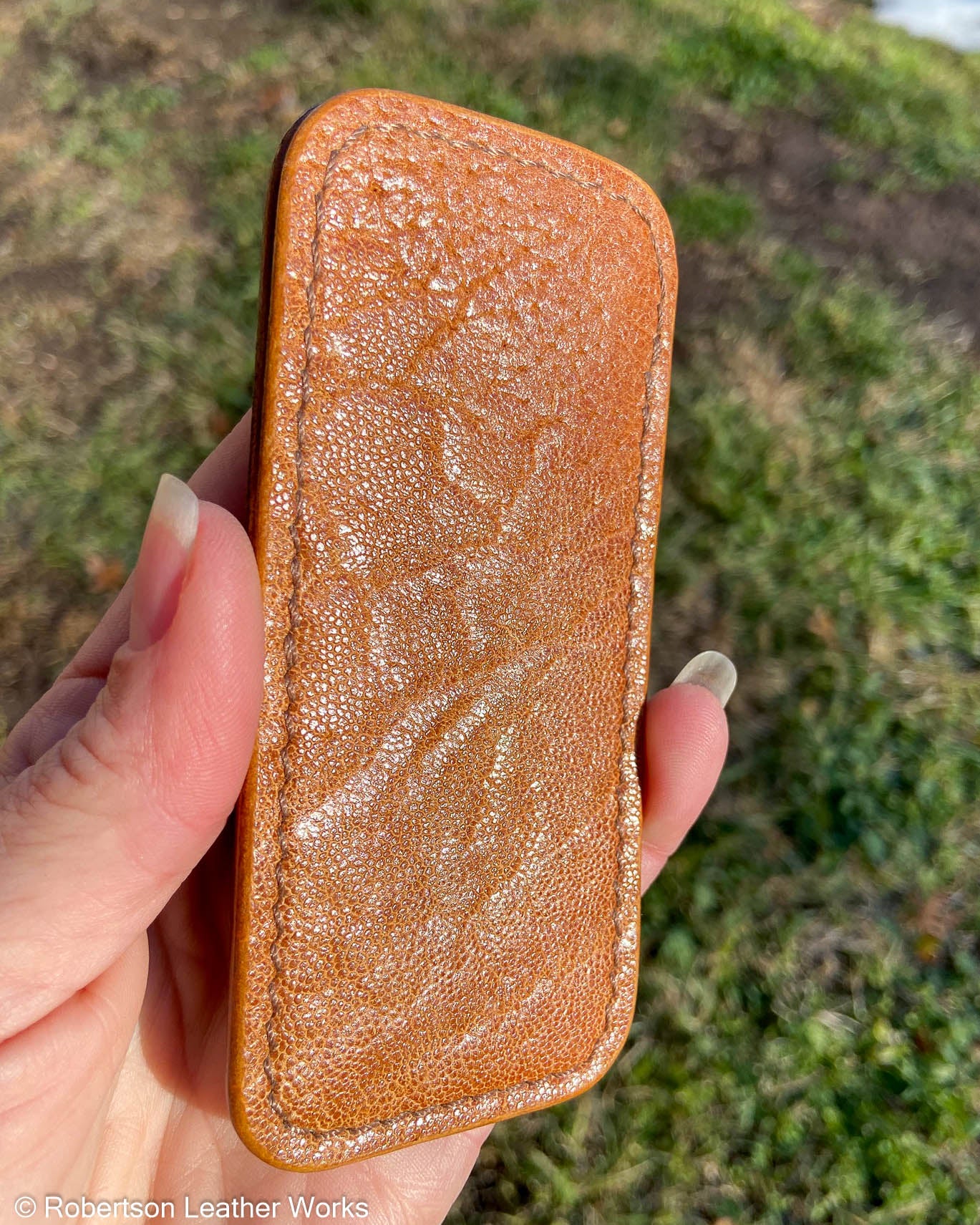 Medium Glazed Whiskey Elephant Ear Leather Knife Slip, Light Brown Stitching